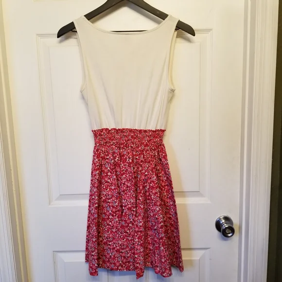 White and Red Floral Sleeveless Dress - Picture 4 of 4